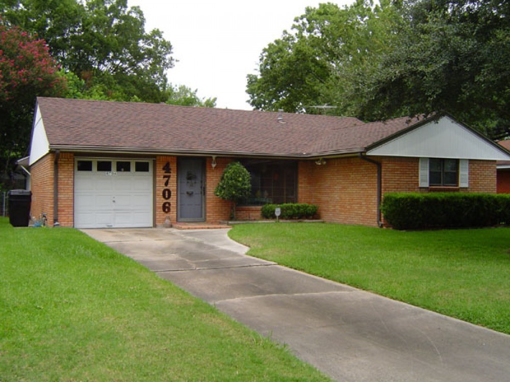 Photo By Minuteman Leafguard Gutters. Seamless Gutters