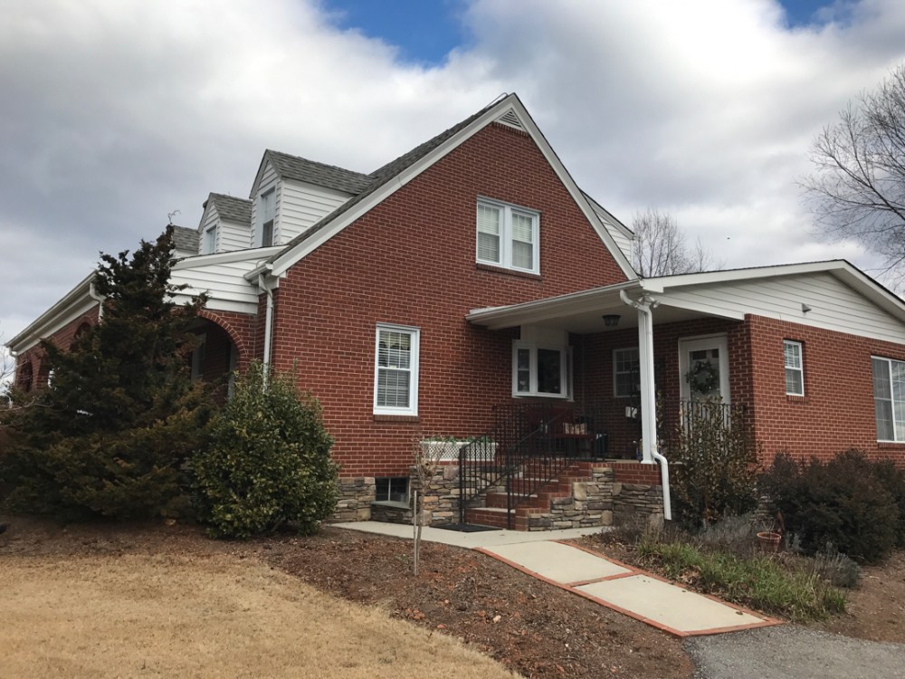 Photo By Skywalker Roofing. 